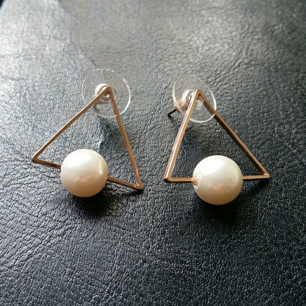 🎃 Triangle Pearl Studs